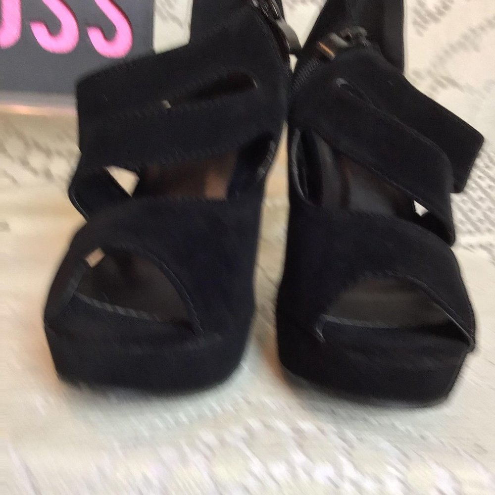 NIB- Velvet Platform - Picture 2 of 7